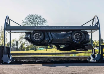 McMurtry Spéirling fährt kopfüber an der Decke