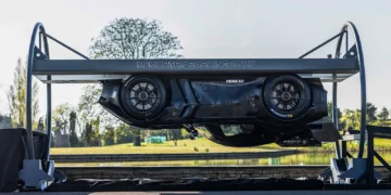 McMurtry Spéirling fährt kopfüber an der Decke