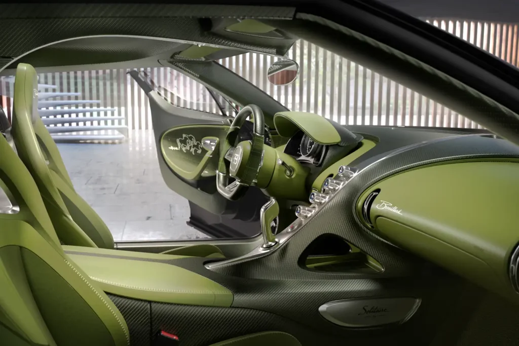 Im Interieur des Bugatti findet man maßgeschneiderte Stoffe aus Paris und viel Aluminium