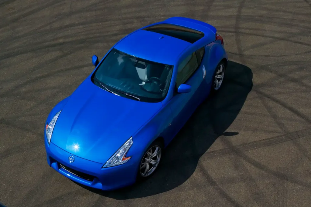 Mit seinen 328 PS zählt der Nissan 370Z und den klassischen Sportwagen für unter 30000 Euro