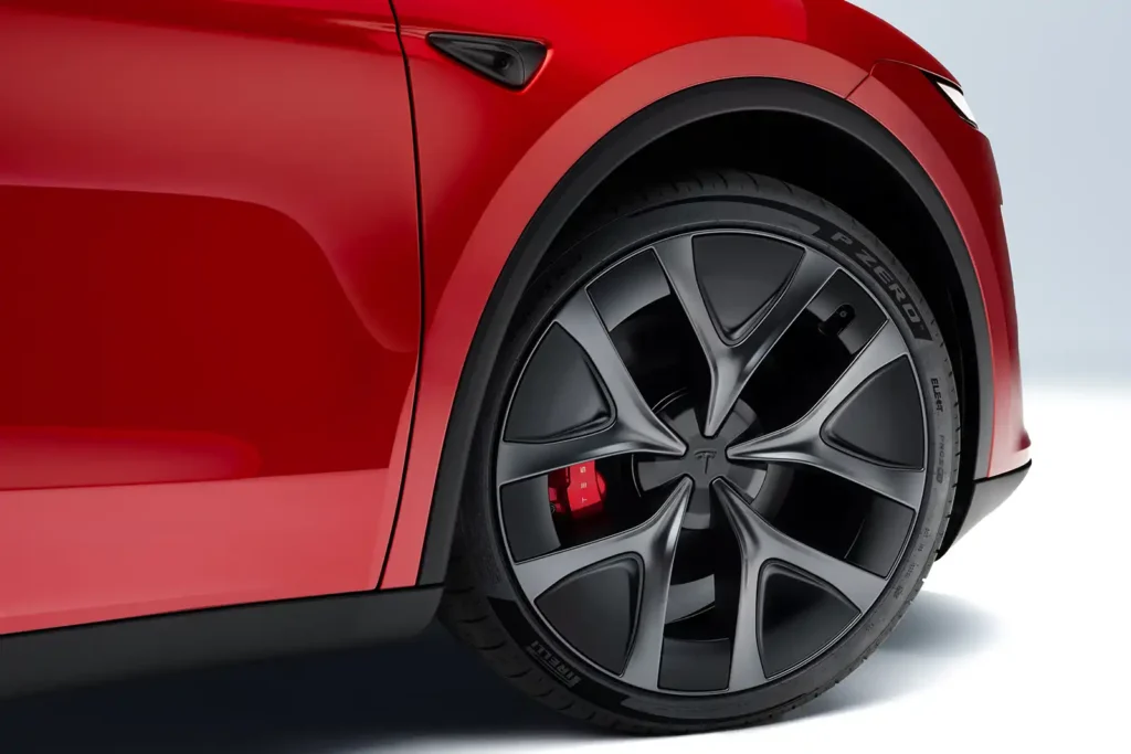 21-Zoll-Felge im Arachnid-Design runden das dezent-sportliche Gesamtbild des Model Y Performance ab