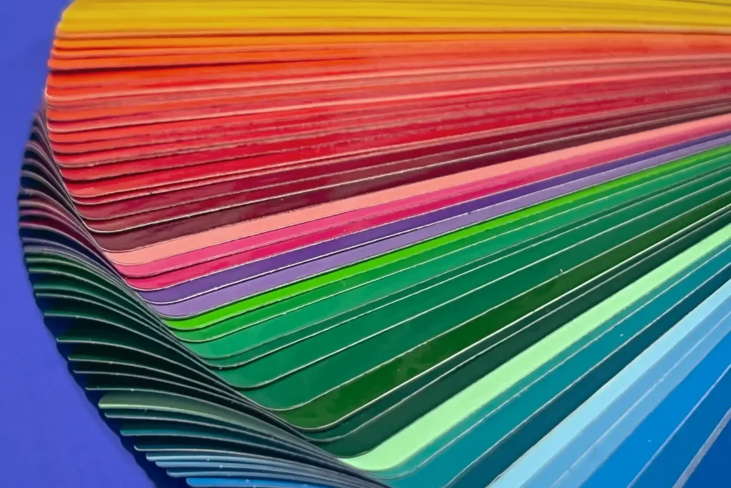 Unzählige Farben und Effektfolien machen die Auswahl für eine Folierung am Ende nicht immer leicht