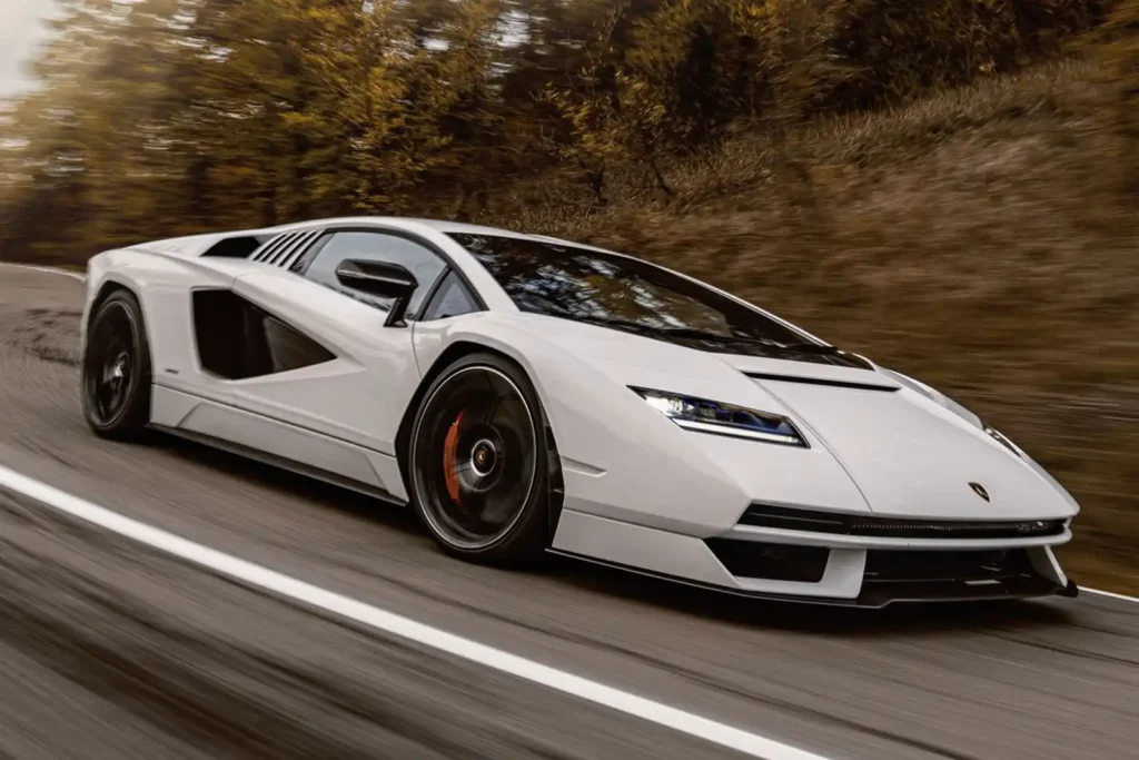 Mit seinen serienmäßigen 355 km/h ist er der schnellste Stier aus Sant'Agata Bolognese