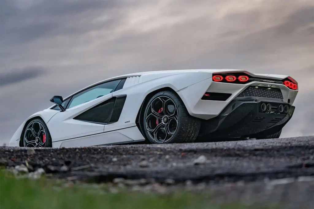 Unter der Haube des schnellsten Lamborghini arbeitet ein V12-Mild-Hybridsystem mit zusammen 814 Pferdestärken