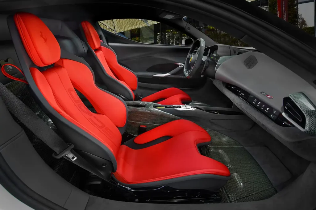 Wo man im Interieur auch hinblickt, viel Carbon Kevlar, rotes Alcantara, jede Menge Luxus und sportliches Design