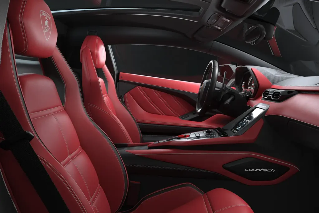 Auch im Interieur des schnellsten Lamborghini zieht sich die typisch sportliche Formsprache der Marke mit dem Stier fort