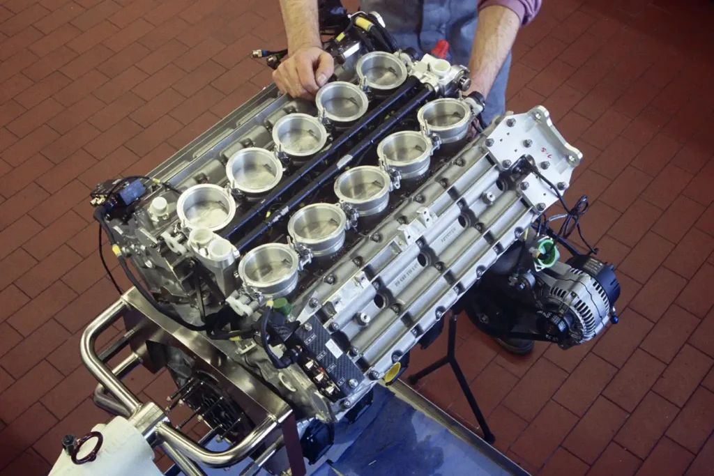 Sein V10-Motor stammt aus dem Porsche LMP 2000, einem ehemaligen Le-Mans-Prototypen