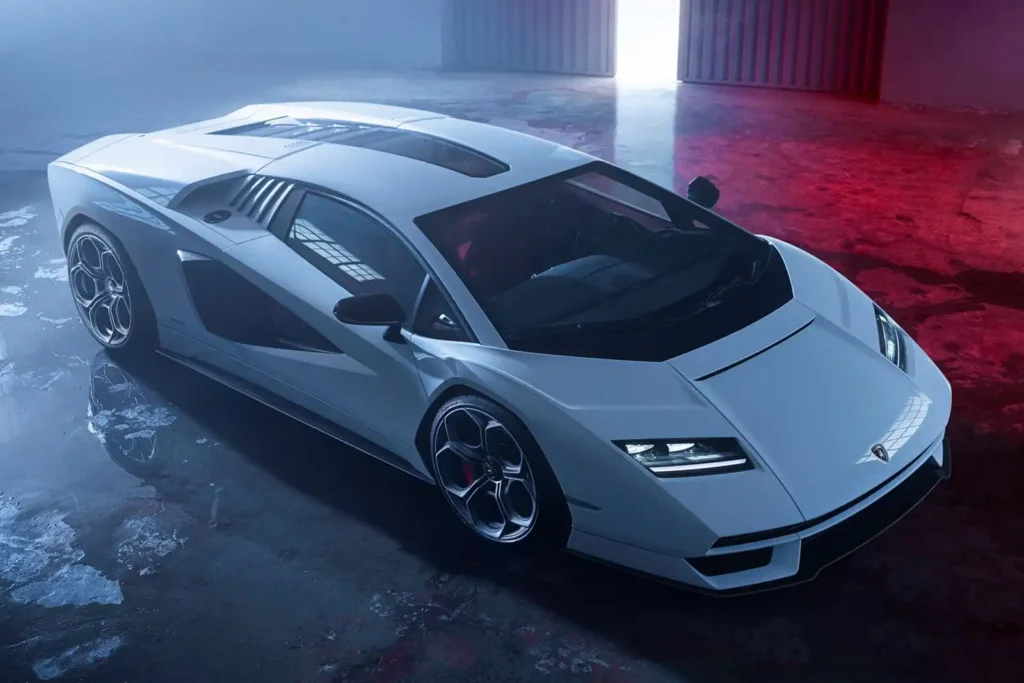 Ein Mix aus Retro und Moderne in der unverwechselbaren Keilform zeigen sich beim LPI 800-4