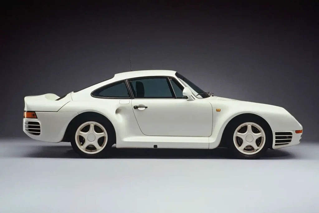 Ebenfalls eine Seltenheit auf den Straßen, der Porsche 959 jmit 444 PS und einem Topspeed von 317 km/h