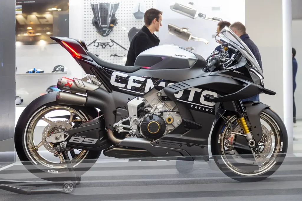 Bei der CFMoto V4 1000 SR RR zeigt sich auch schon optisch, wo die Reise mit dem 210 PS starken V4-Motor hingeht