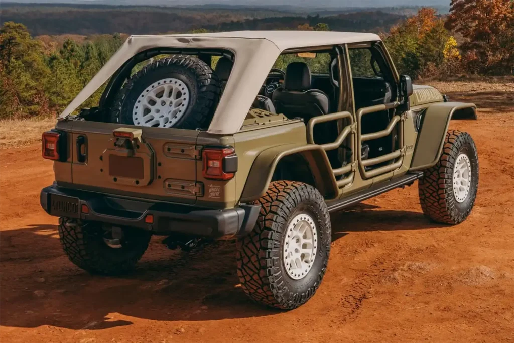 Der Jeep Wrangler Commando 392 mit Tube-Doors und einem Bimini-Dach