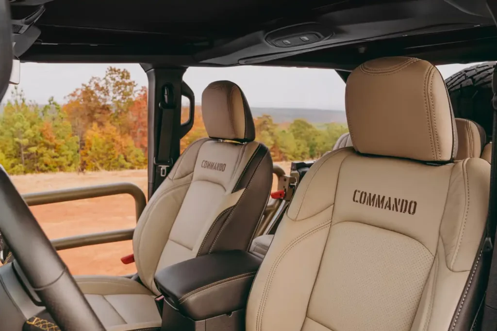 Im hochwertigen Interieur des Commando fährt man auf lederbezogenen Sitzen