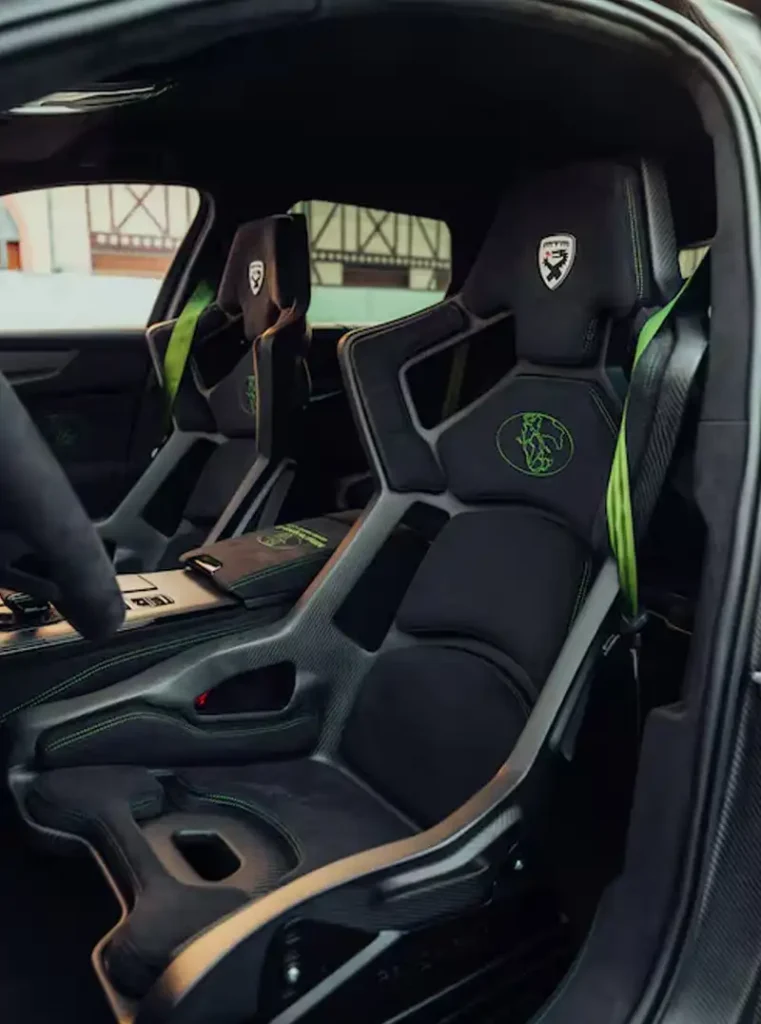 Im Innenraum des GT herrscht ein Racing-Feeling, Carbon-Schalensitze vorne und...