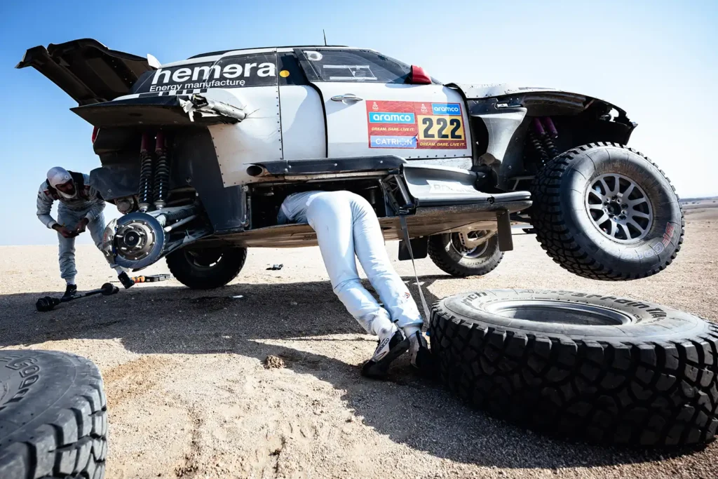 Es müssen nicht nur exzellente Fahrer, sondern auch perfekte Schrauber sein, die an der Rallye teilnehmen