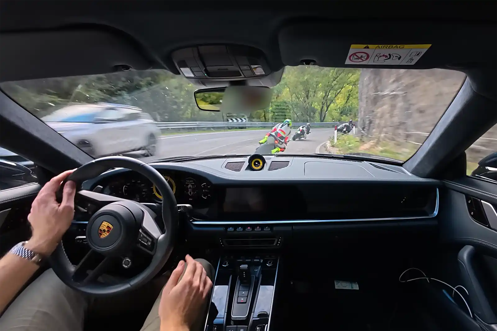Verfolgungsjagd Porsche vs Yamaha vs BMW