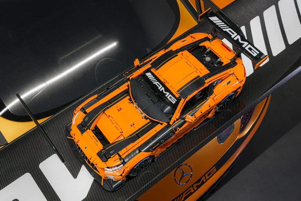 Im Maßstab 1:8 ist der CaDA Mercedes-AMG GT3 das perfekte Geschenk für alle Speedfans