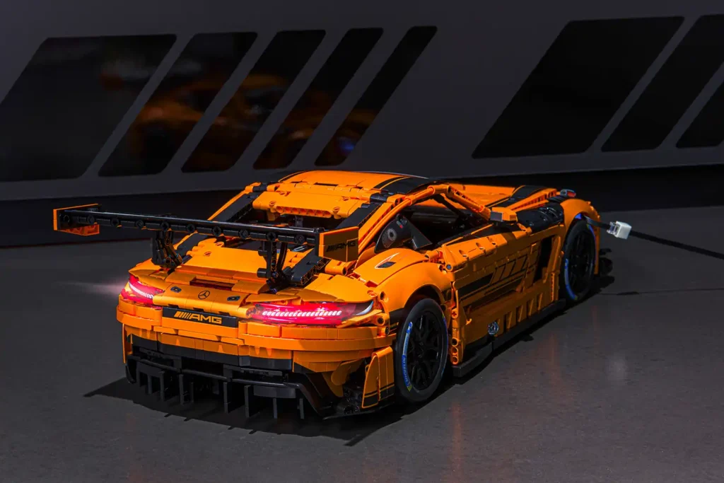 Neben LED-Lichter und vielen Details beherbergt der Mercedes-AMG ein vollständig nachgebautes sequenzielles 6-Gang-Getriebe