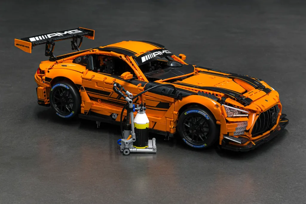 Selbst ein funktionierendes pneumatisches Liftsystem ist im CaDA Mercedes-AMG GT3 verbaut