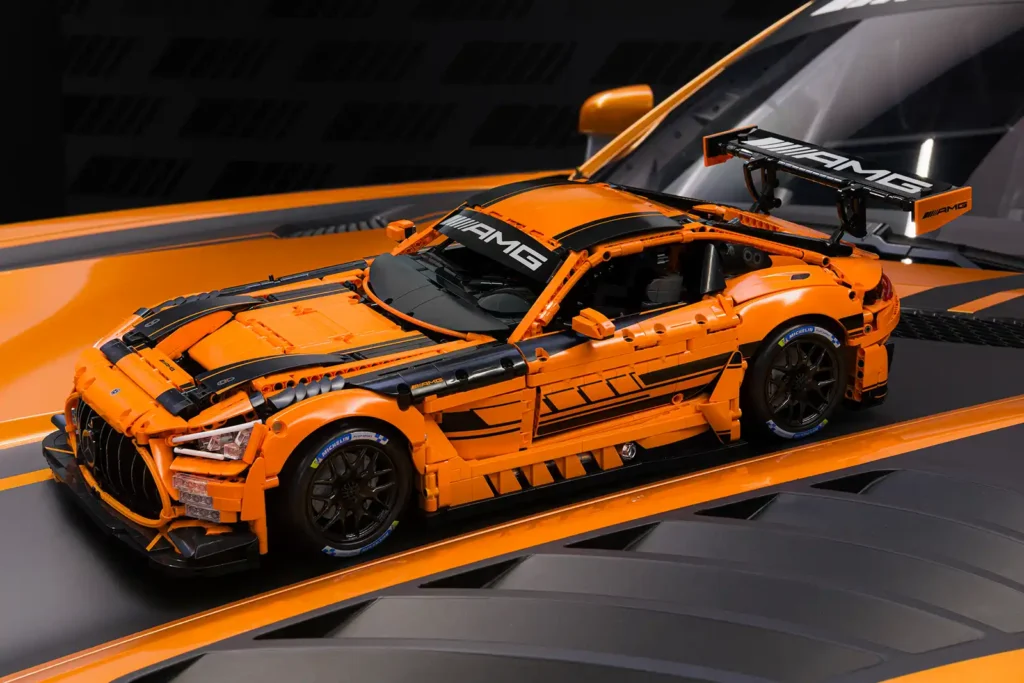 Mit vielen Funktionen ausgestattet, entsteht der AMG GT3 von CaDA aus rund 5.500 Klemmbausteinen