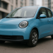 Kleiner blauer Elektro-Kleinstwagen in Frontansicht auf einer Stadtstraße