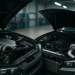 Großvolumiger V8 und aufgeladener Vierzylinder im Vergleich in einer Werkstatt