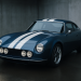 Blaues Retro-Coupé mit weißen Streifen und sechs Rundscheinwerfern in einer Betonhalle