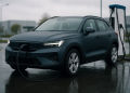 Kompaktes Elektro-SUV an einer Schnellladesäule bei diffusem Tageslicht