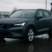 Kompaktes Elektro-SUV an einer Schnellladesäule bei diffusem Tageslicht